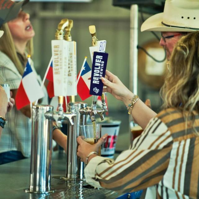 Revolver Brewing fans —- meet us in Granbury, and join us for another Revolver Saturday Event this weekend!

🍺 Live music: Ray Palousek
🍺 Food Truck: Lonestar Smoke Shak
🍺 & get ready fan favorite Hound and Hefe is back in Granbury for the event. And we’ve got a new innovation brew Cosmo Canyon ready for you to try too!

Gates open at 11AM, come party (responsibly 😉) with us until 4PM. See you at the brewery!
